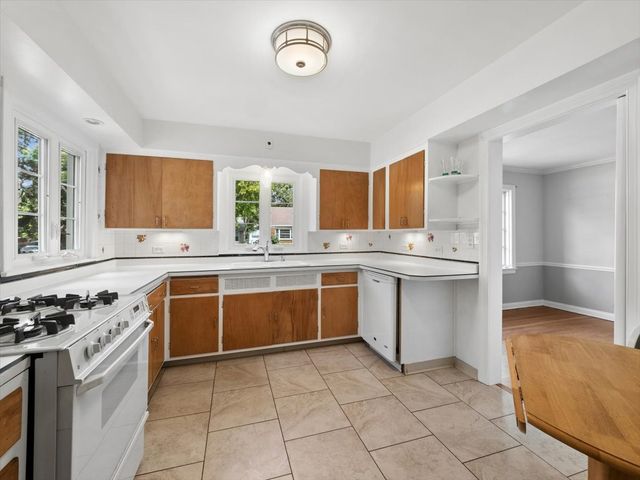 904 S 2nd Avenue, Des Plaines, IL 60016