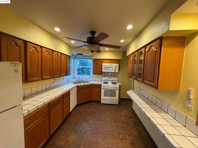 2701 Oliver Ave, Oakland, CA 94605