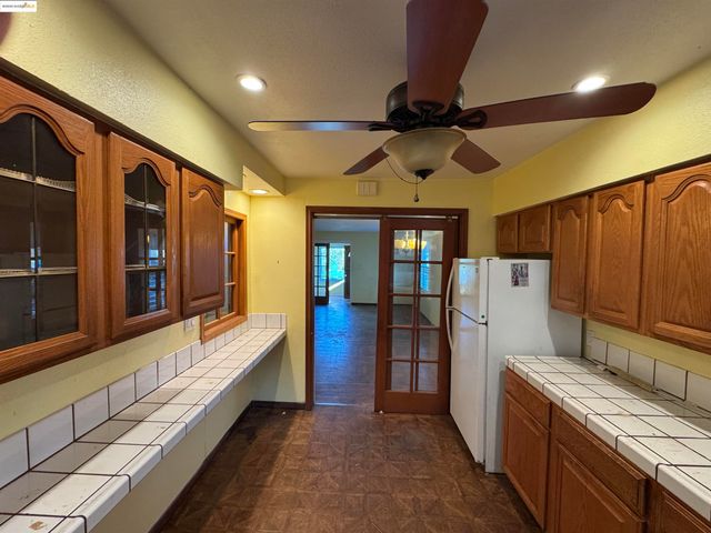 2701 Oliver Ave, Oakland, CA 94605