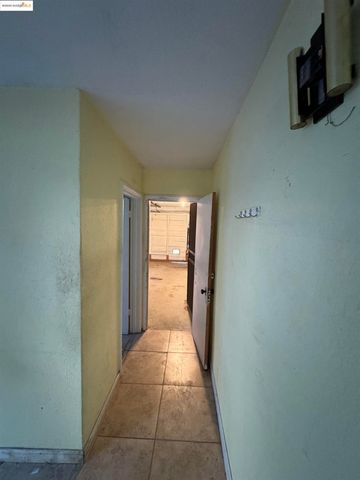 2701 Oliver Ave, Oakland, CA 94605