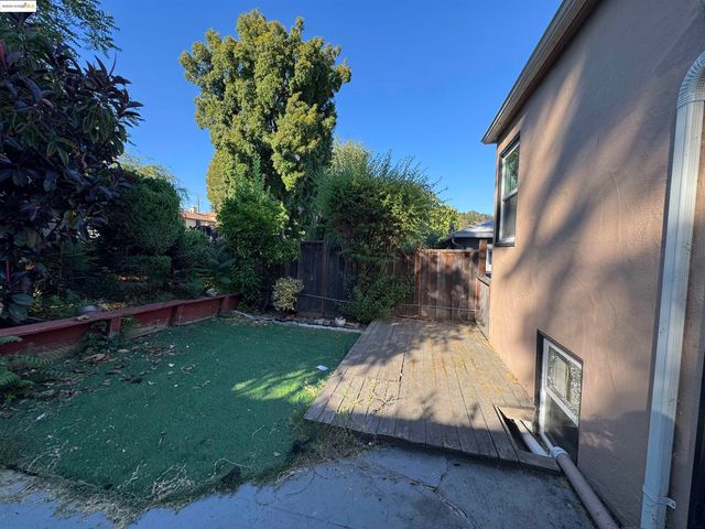 2701 Oliver Ave, Oakland, CA 94605