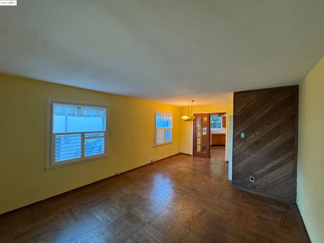 2701 Oliver Ave, Oakland, CA 94605
