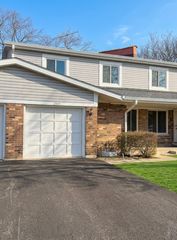 2000 N Hancock Drive N, Palatine, IL 60074
