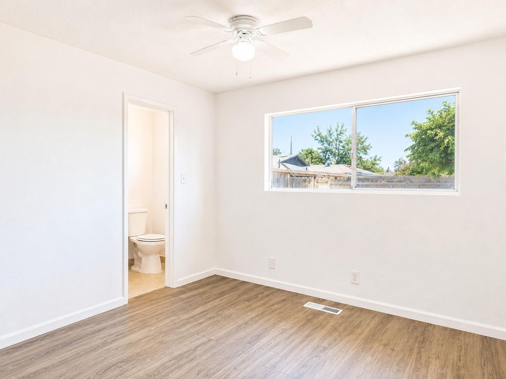 Image 13 of property listing at 2337 W Shields Avenue, Fresno, CA 93705