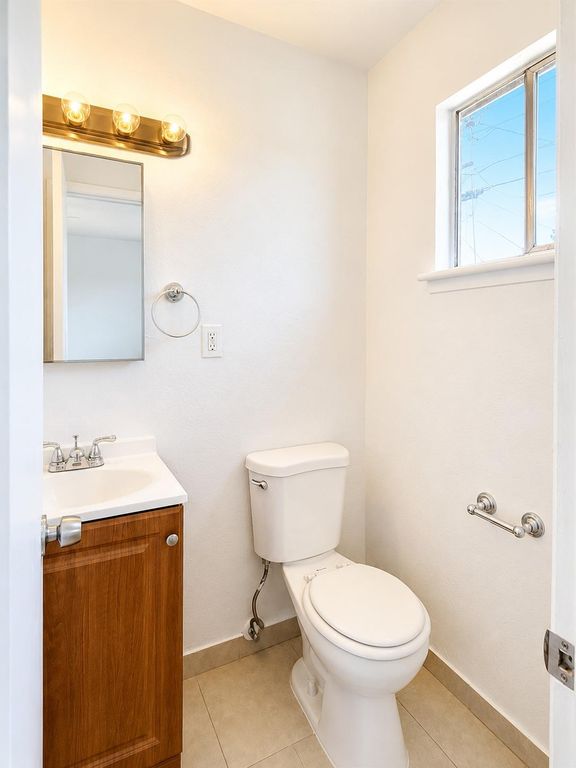 Image 14 of property listing at 2337 W Shields Avenue, Fresno, CA 93705