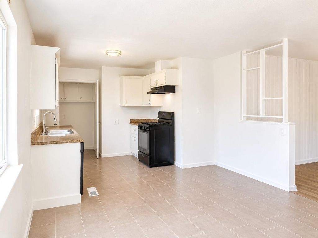 Image 3 of property listing at 2337 W Shields Avenue, Fresno, CA 93705
