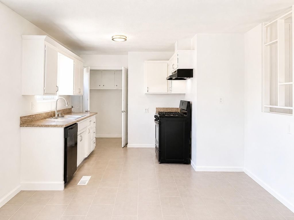 Image 4 of property listing at 2337 W Shields Avenue, Fresno, CA 93705