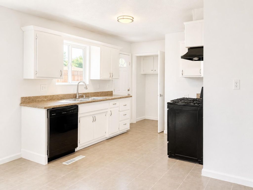 Image 5 of property listing at 2337 W Shields Avenue, Fresno, CA 93705