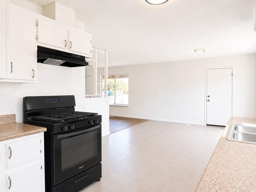 Image 6 of property listing at 2337 W Shields Avenue, Fresno, CA 93705