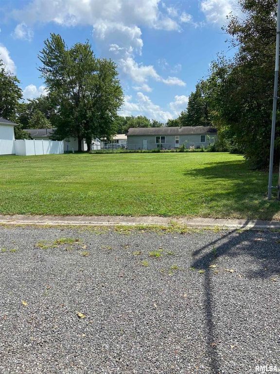 Image 4 of property listing at 00 NEWPORT Drive, Salem, IL 62881