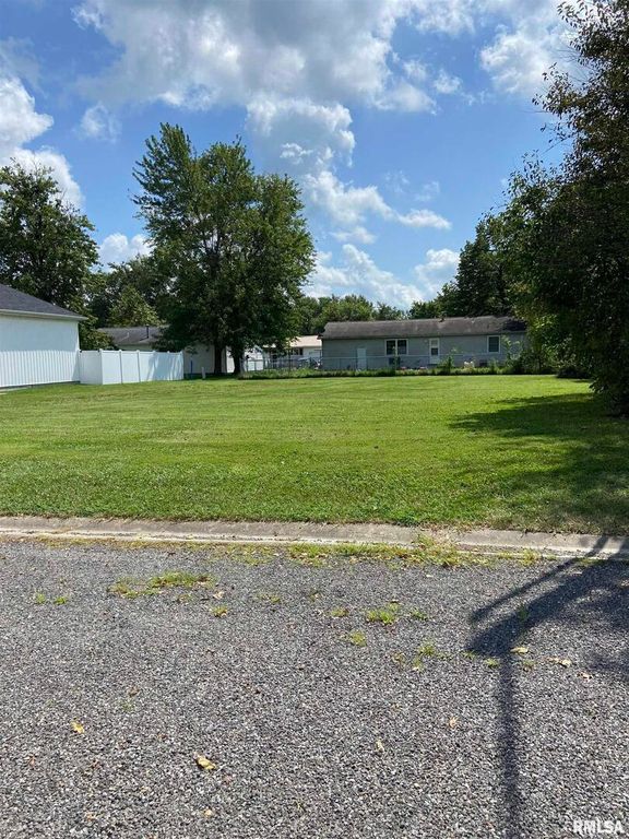 Image 5 of property listing at 00 NEWPORT Drive, Salem, IL 62881