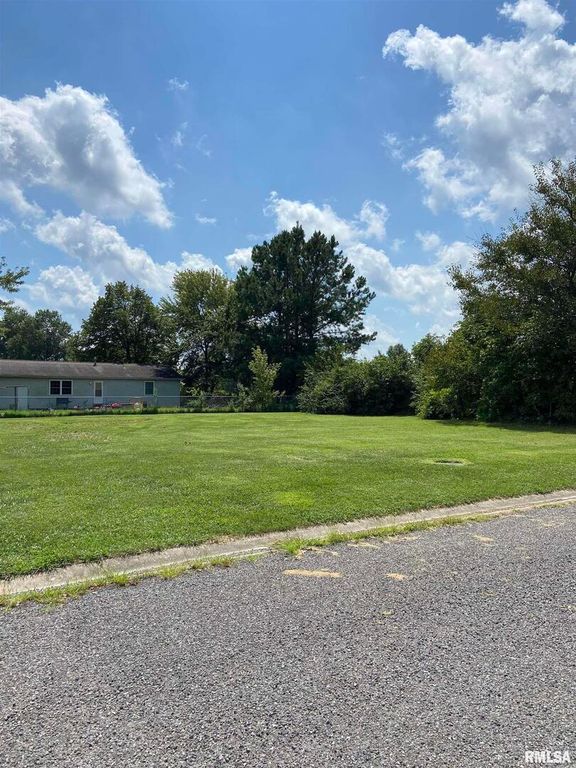 Image 6 of property listing at 00 NEWPORT Drive, Salem, IL 62881