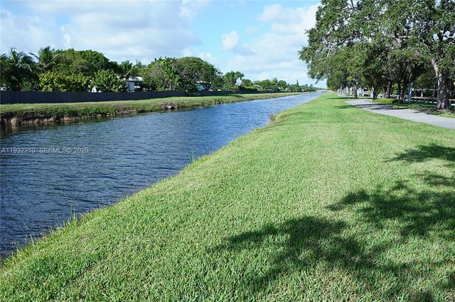 10921 N Snapper Creek Dr, Miami, FL 33173