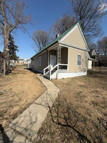 1607 Grand Avenue, St Joseph, MO 64505