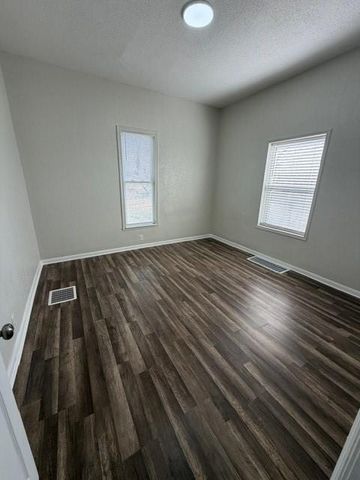 1607 Grand Avenue, St Joseph, MO 64505