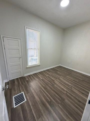 1607 Grand Avenue, St Joseph, MO 64505