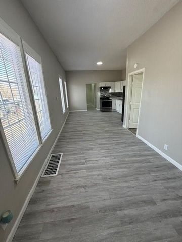 1607 Grand Avenue, St Joseph, MO 64505