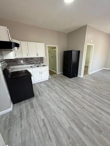 1607 Grand Avenue, St Joseph, MO 64505