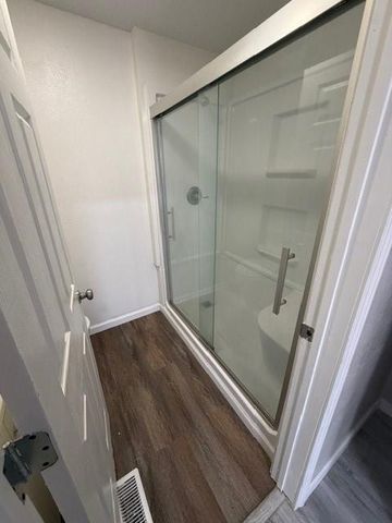 1607 Grand Avenue, St Joseph, MO 64505