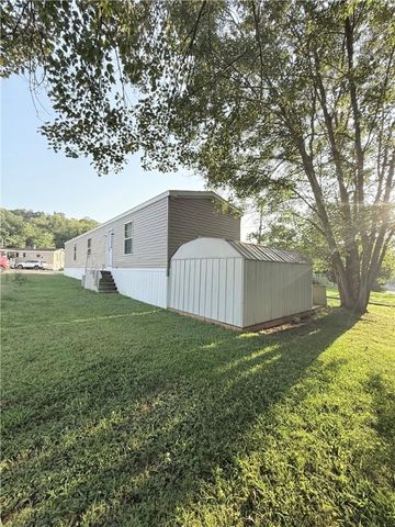 27 Manor Dr, Smith, PA 15019