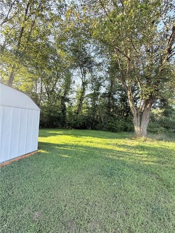 27 Manor Dr, Smith, PA 15019