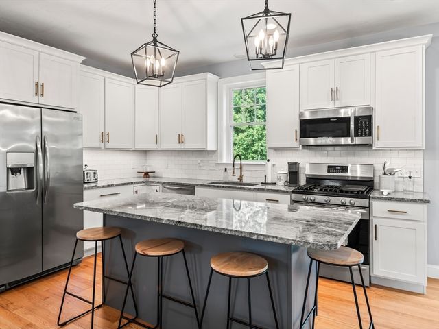 25 Cobblestone Ln, Middleboro, MA 02346