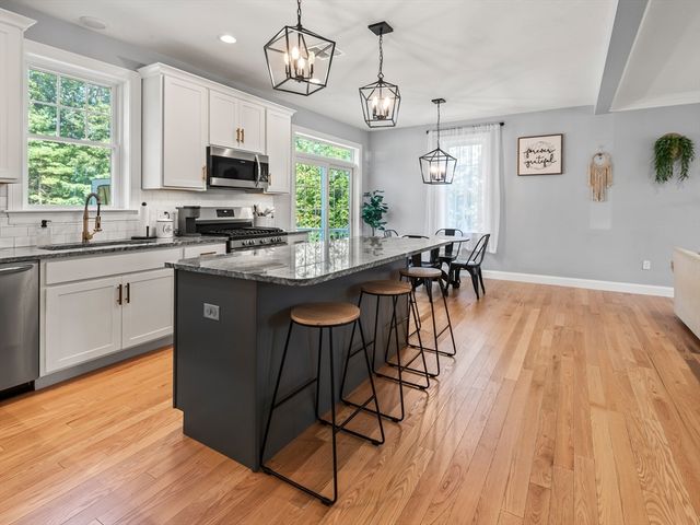 25 Cobblestone Ln, Middleboro, MA 02346