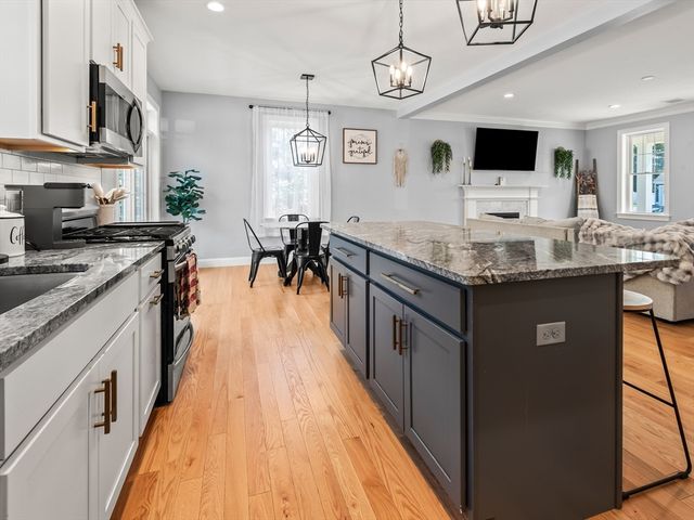 25 Cobblestone Ln, Middleboro, MA 02346