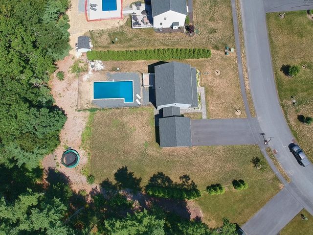 25 Cobblestone Ln, Middleboro, MA 02346