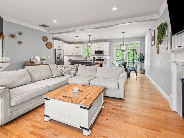 25 Cobblestone Ln, Middleboro, MA 02346