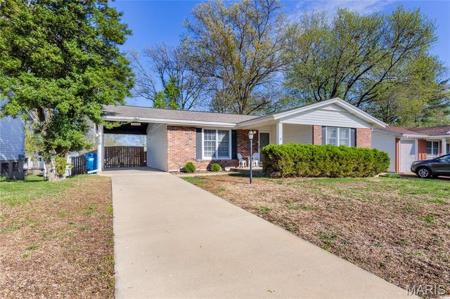 2402 Wesglen Estates Drive, Maryland Heights, MO 63043