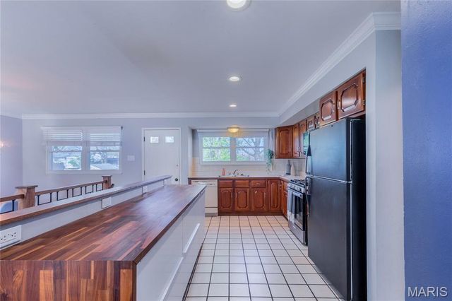 2402 Wesglen Estates Drive, Maryland Heights, MO 63043