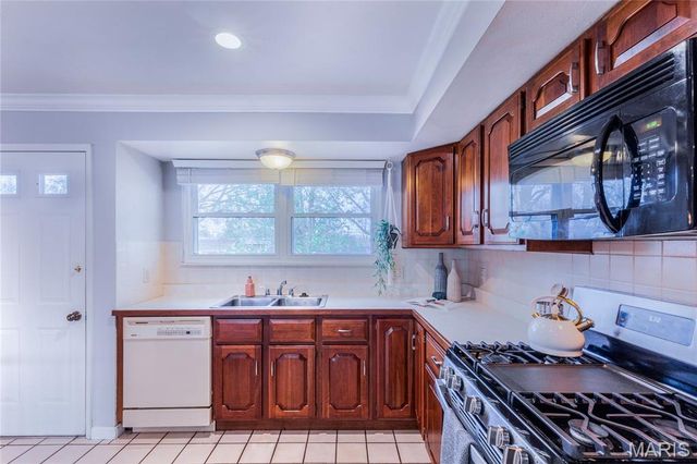 2402 Wesglen Estates Drive, Maryland Heights, MO 63043