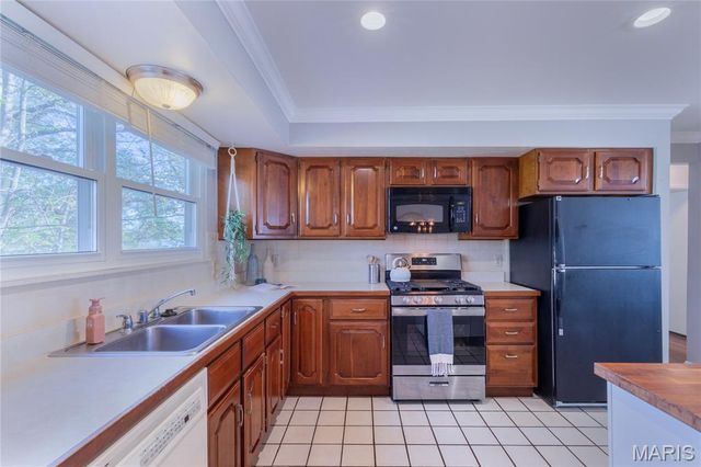 2402 Wesglen Estates Drive, Maryland Heights, MO 63043