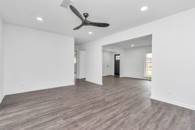 5006 Heatherbloom Drive, Houston, TX 77045