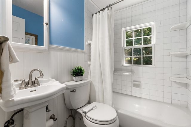 31 Hiawatha Rd, Woburn, MA 01801