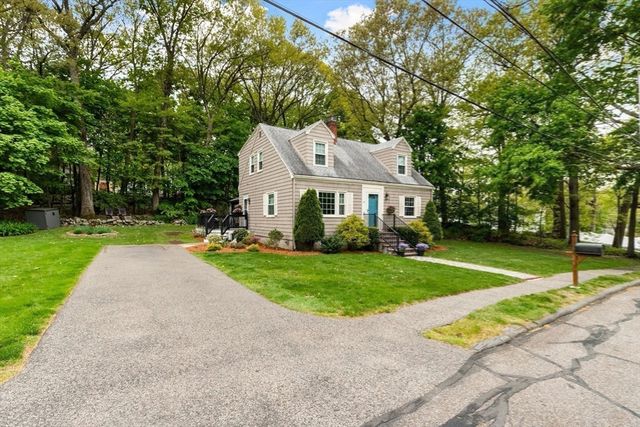 31 Hiawatha Rd, Woburn, MA 01801