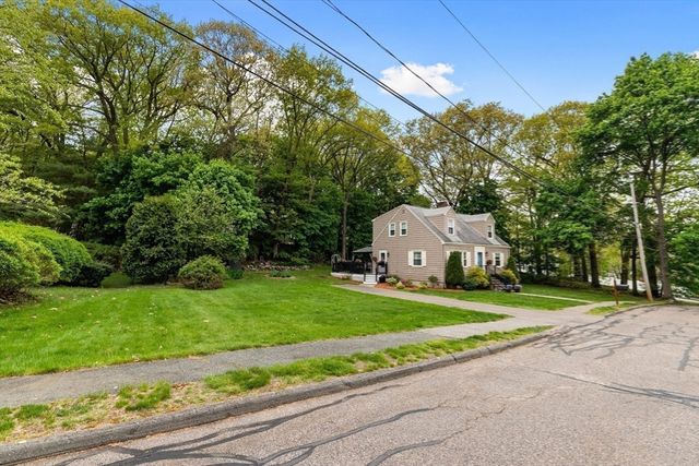 31 Hiawatha Rd, Woburn, MA 01801