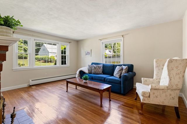 31 Hiawatha Rd, Woburn, MA 01801