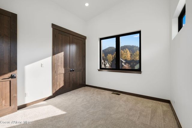11 Alpenrose LN, Sandpoint, ID 83864