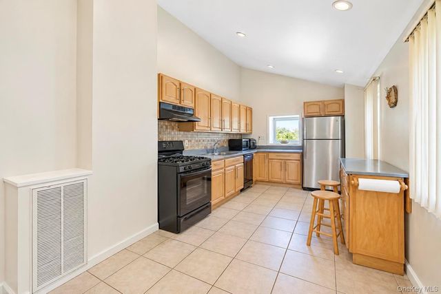 8 Norwalk Lane, Selden, NY 11784