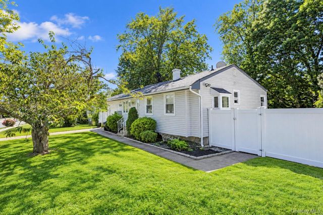 8 Norwalk Lane, Selden, NY 11784