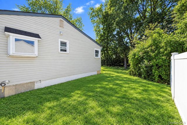 8 Norwalk Lane, Selden, NY 11784
