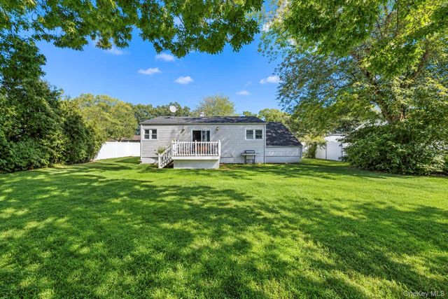 8 Norwalk Lane, Selden, NY 11784