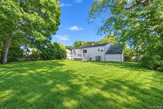 8 Norwalk Lane, Selden, NY 11784