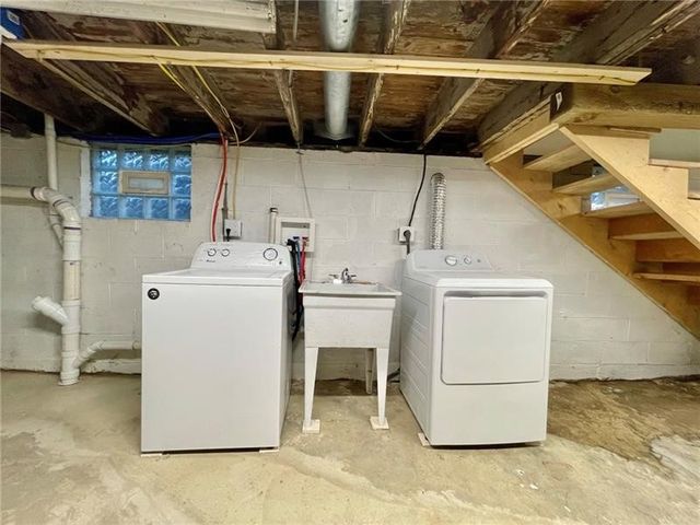 860 Pennsylvania Ave, Coraopolis, PA 15108