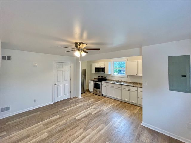 860 Pennsylvania Ave, Coraopolis, PA 15108