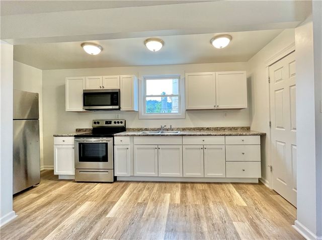 860 Pennsylvania Ave, Coraopolis, PA 15108