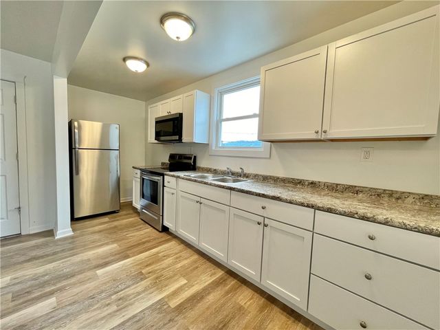 860 Pennsylvania Ave, Coraopolis, PA 15108