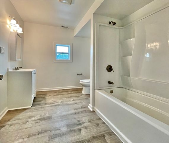 860 Pennsylvania Ave, Coraopolis, PA 15108